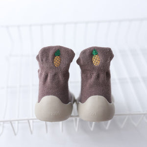 Gestrickte bestickte Baby- und Kleinkindschuhe