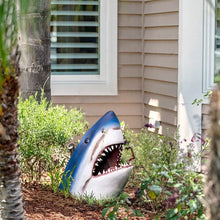 Laden Sie das Bild in den Galerie-Viewer, 🦈Haifischkopf-Gartendekoration aus Kunstharz