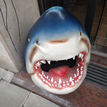 Laden Sie das Bild in den Galerie-Viewer, 🦈Haifischkopf-Gartendekoration aus Kunstharz