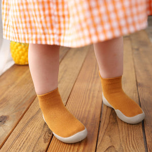 Gestrickte bestickte Baby- und Kleinkindschuhe