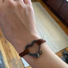 Laden Sie das Bild in den Galerie-Viewer, Handgefertigtes Liebes-Hufeisen-Nagel-Armband